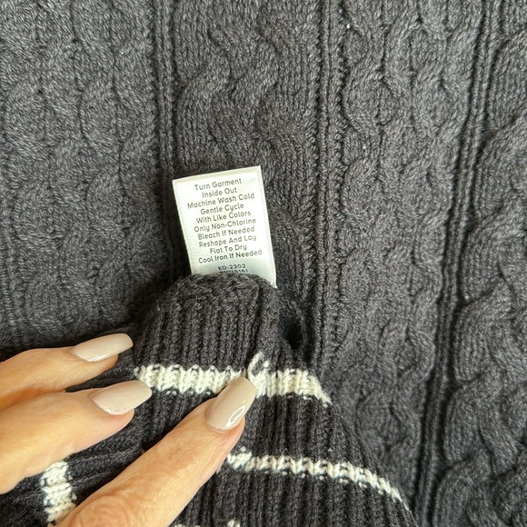 Evereve black sweater vest with white detail v-neck - Picture 6 of 6